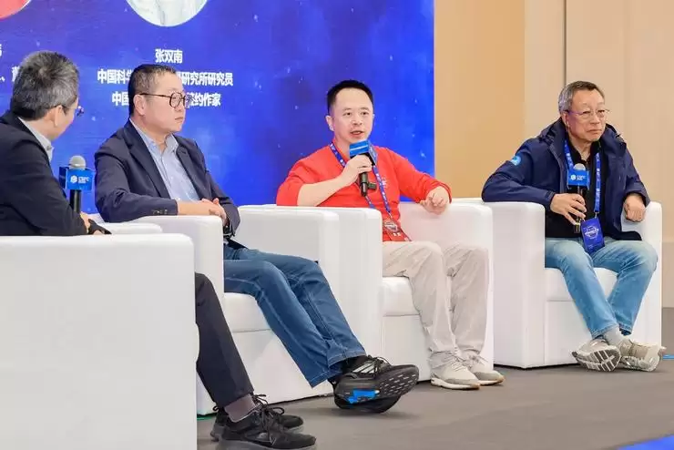 周鸿祎科幻大会对话刘慈欣,预判“百亿智能体”新物种时代