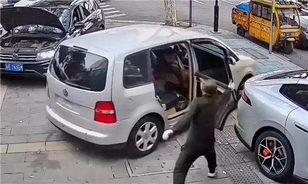 男子连续误操作致三车受损 网友吐槽已被蠢哭