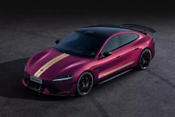 小米SU7 Ultra新增暮光玫瑰车漆、三档可调碳纤维尾翼：选装价1.1万、1.2万