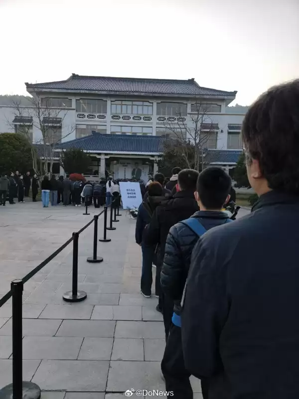 谢绝直播！张雪峰今日追悼会 全国各地万千学子来送别：现场一封手写信让人动容