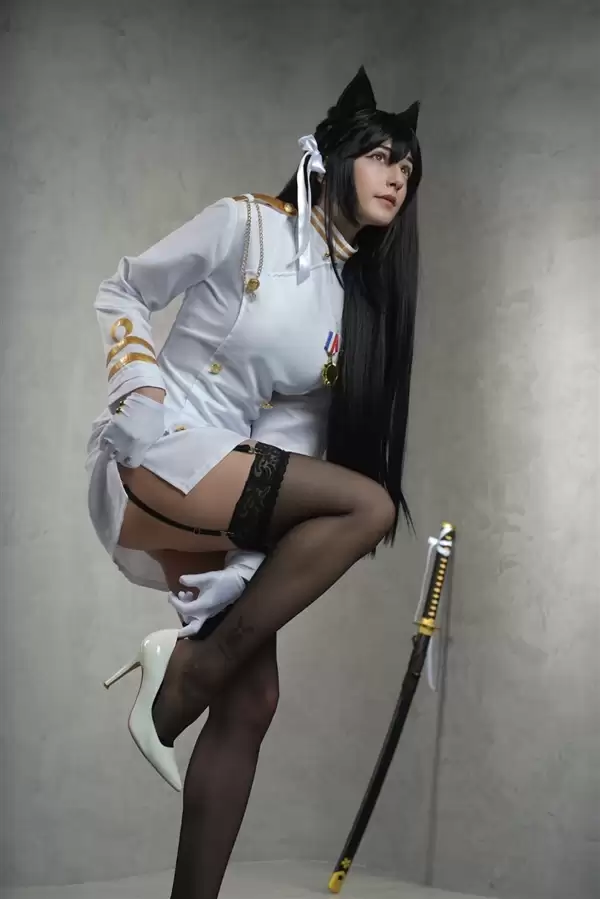 国外美女Cos《猎天使魔女》贝姐美照 大长腿诱人