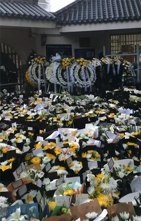 张雪峰追悼会今日举行 民众自发起大早排长队送别