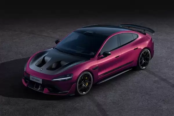 小米SU7 Ultra新增暮光玫瑰车漆、三档可调碳纤维尾翼：选装价1.1万、1.2万