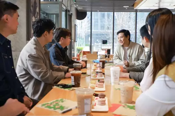 雷军周末现身星巴克请7位新一代SU7车主喝咖啡 网友:敬业又亲民