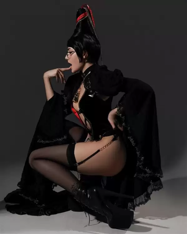 国外美女Cos《猎天使魔女》贝姐美照 大长腿诱人