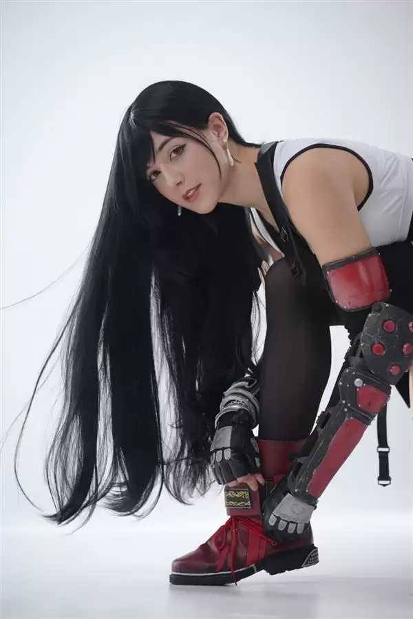 国外美女Cos《猎天使魔女》贝姐美照 大长腿诱人