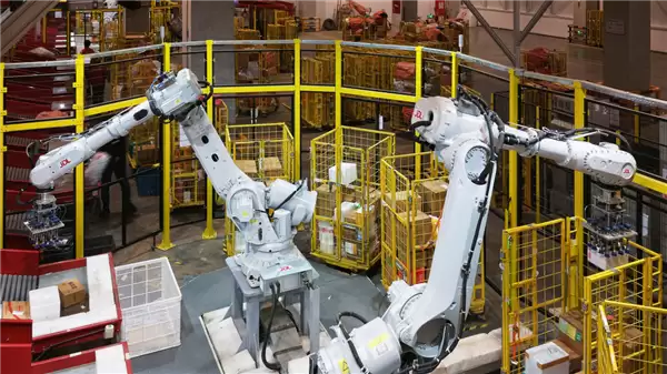 京东发布“异狼”升级版:单臂进化到双臂 快递捡到起飞