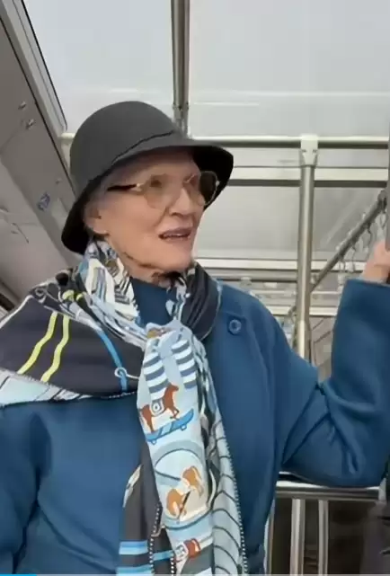 马斯克母亲打卡长城！年过七旬身姿矫健 灵魂发问网红雪糕