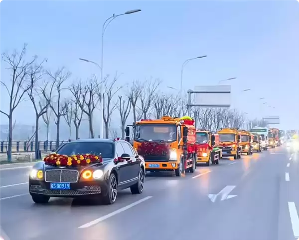 全球第一个 95后小伙结婚 用9辆吸粪车组成婚车队