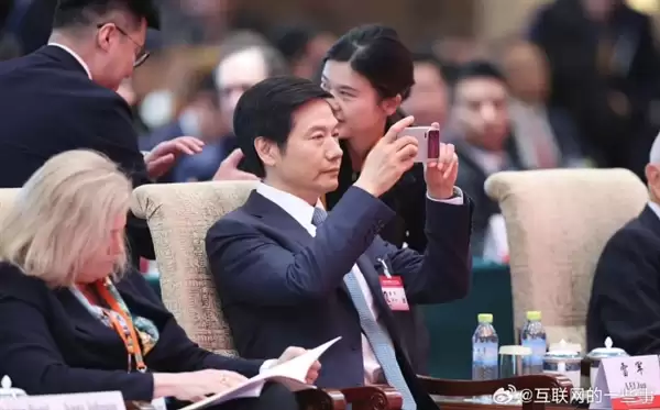 雷军又上热搜 手机背屏壁纸是“逆天改命”圈粉无数：这么成功还这么努力