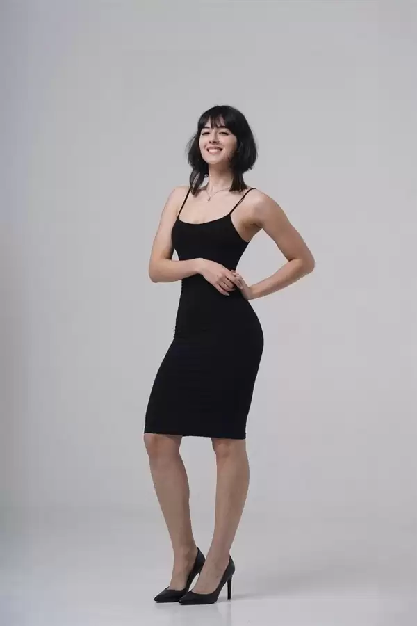 国外美女Cos《猎天使魔女》贝姐美照 大长腿诱人