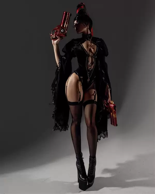 国外美女Cos《猎天使魔女》贝姐美照 大长腿诱人