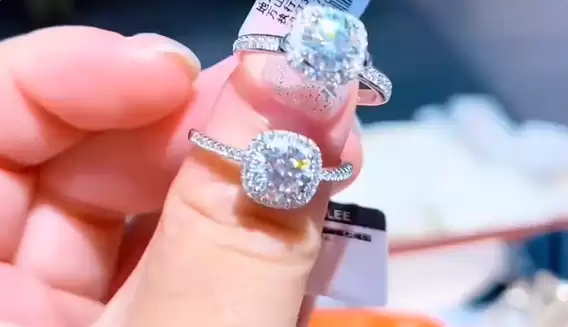 胖东来曝光小方糖戒指仿冒乱象：伪造小票证书 谎称代购