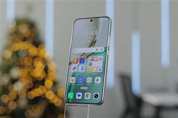 荣耀600系列来了：横向大矩阵镜头+橙色机身 果味拉满