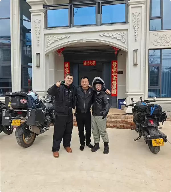 误把白事当餐厅 美国博主被中国村民的善意暖到了