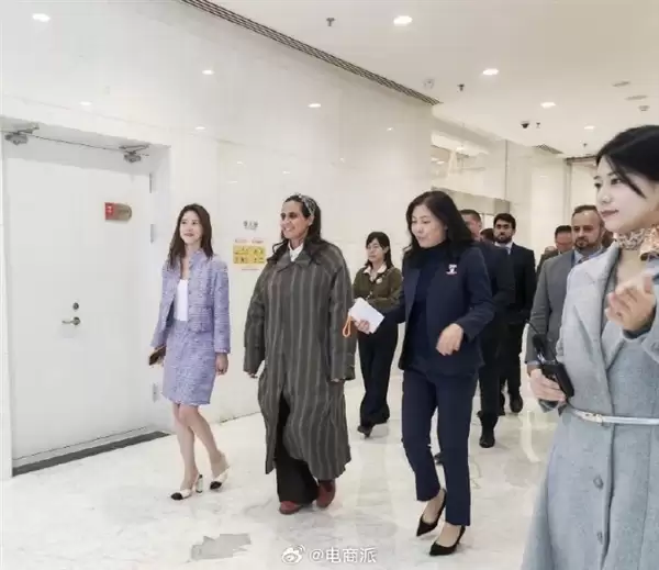 卡塔尔公主到访京东美术馆 章泽天与京东CEO许冉陪同