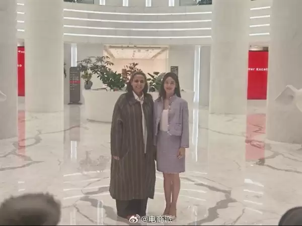 卡塔尔公主到访京东美术馆 章泽天与京东CEO许冉陪同