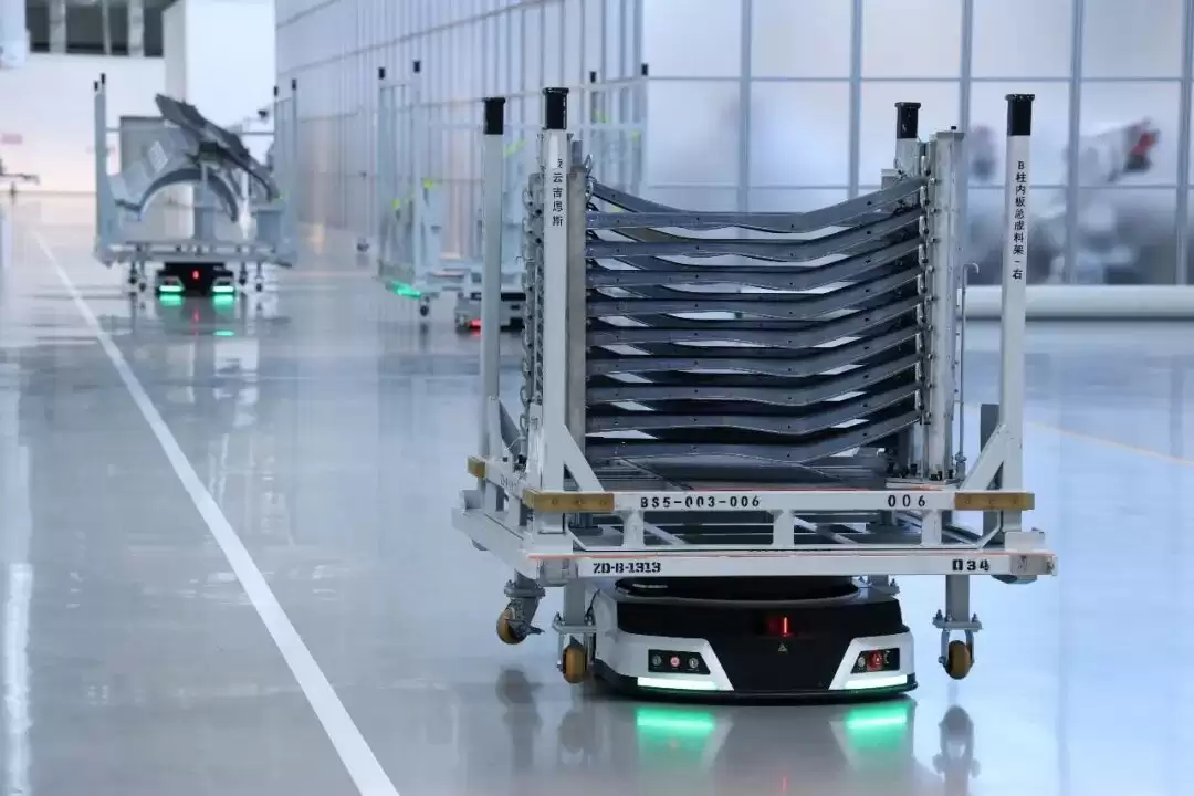 “20个名额1万人抢”，参观完直接下单一辆车！这届游客，迷上逛工厂