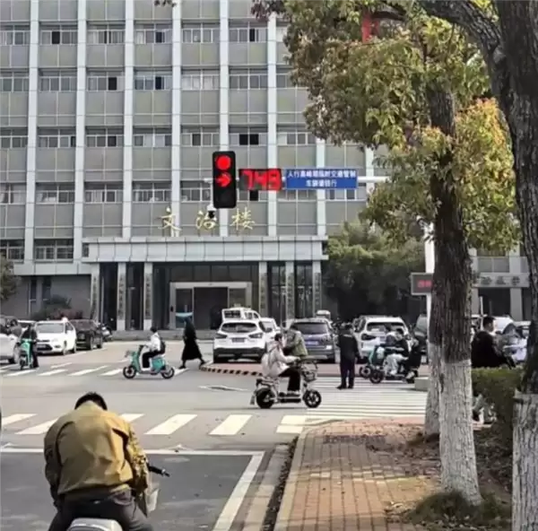 大学校园内现999秒超长红绿灯 网友：等灯时间够给我拍个违停了