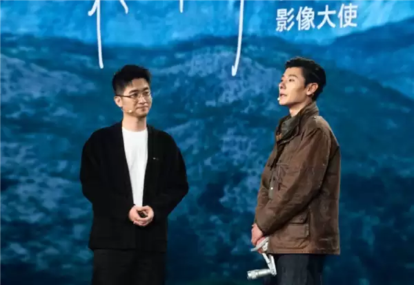 蒋奇明手持vivo X300 Ultra现身发布会：期望大家用V单拍出电影感