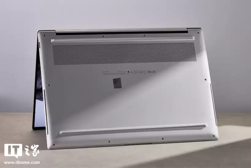 华硕灵耀16 Air 2026 锐龙版图赏:纯白机身,极简美学再进化