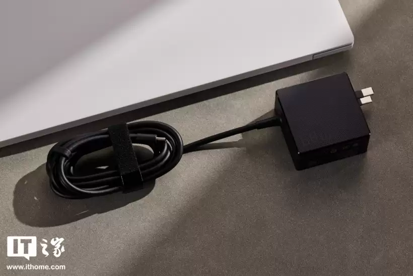 华硕灵耀16 Air 2026 锐龙版图赏:纯白机身,极简美学再进化