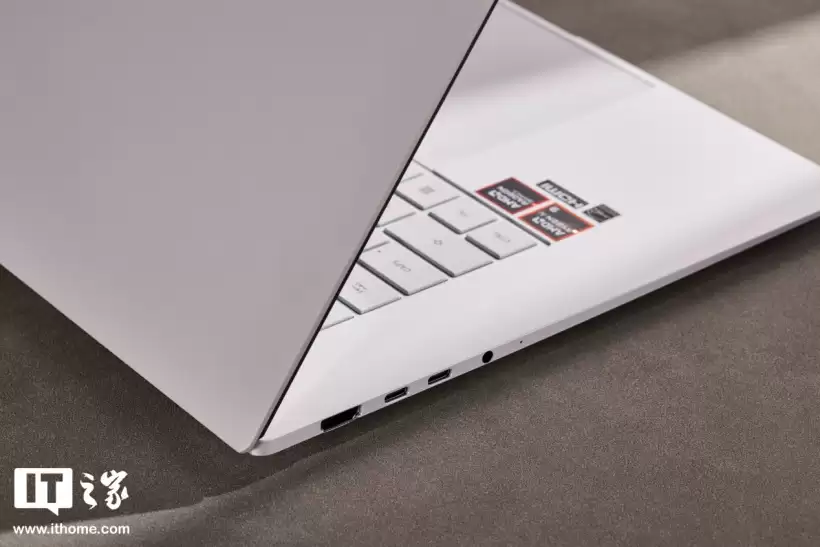 华硕灵耀16 Air 2026 锐龙版图赏:纯白机身,极简美学再进化
