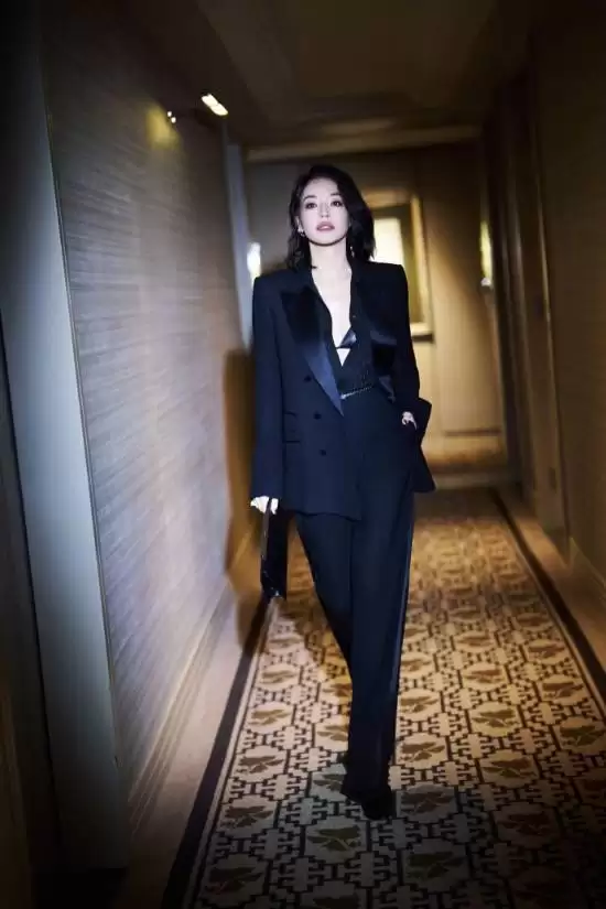 朱莉舒淇世纪同框：47岁的松弛有光 50岁的眼神空洞