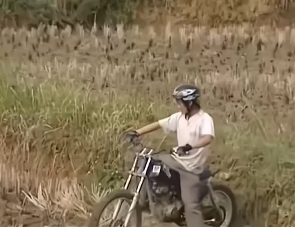 张雪20年前纪录片全网刷屏！山路冒雨追记者100公里只为不后悔