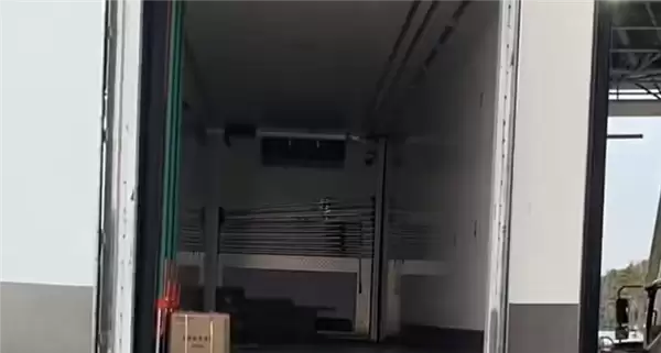 空货车超重被拦!司机怒开车门自证 收费员:我只看电脑不看车