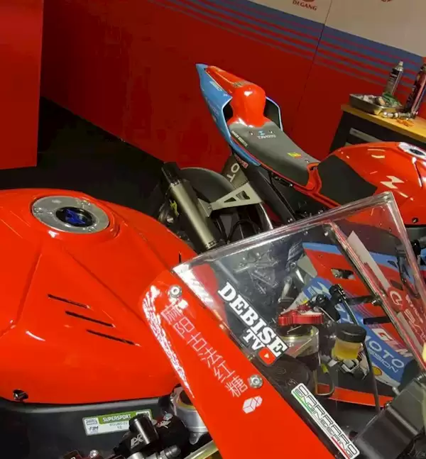 张雪机车的冠军赛车上这六个字火了!村民感动:看到直播眼泪都快出来了