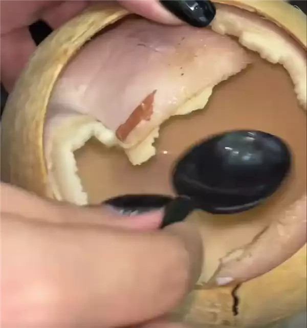 热搜第一!瑞幸限量款饮品椰肉变紫色