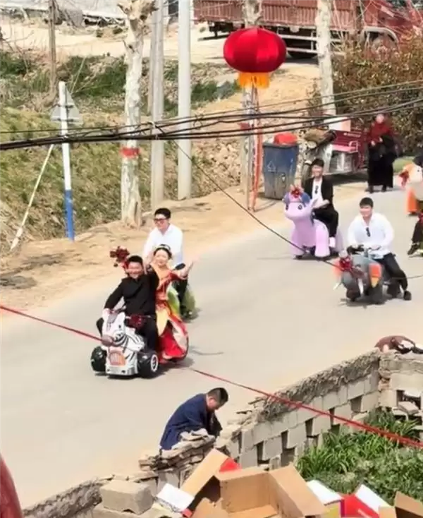 新人结婚用商场摇摇车当婚车 网友:留给豪车的时间不多了