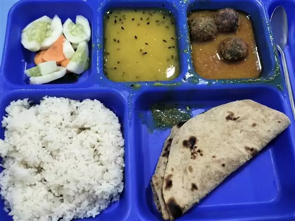 日本博主印度游遇乞讨 拒绝给钱后被泼牛粪住院4天