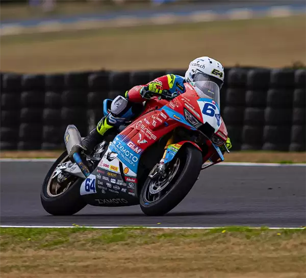 张雪机车夺冠带疯门店！4.3万起820RR同款预定排队两个月 驾龄不满一年不予销售