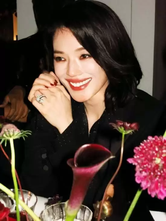 朱莉舒淇世纪同框：47岁的松弛有光 50岁的眼神空洞