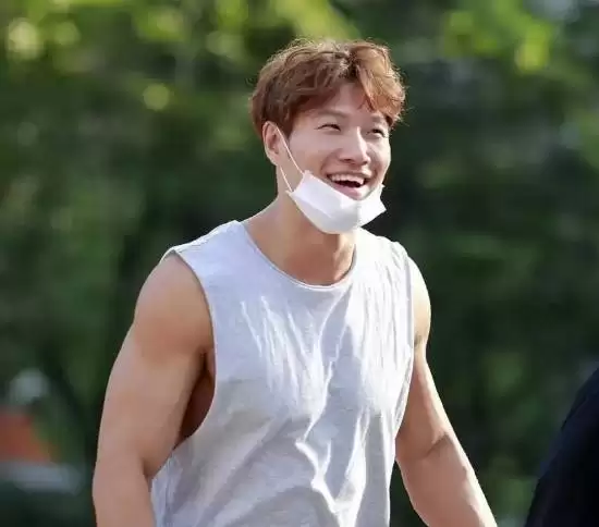 金钟国确诊前庭神经炎，高强度巡演后突发严重眩晕住院治疗