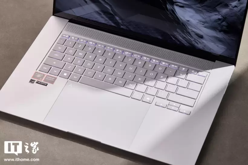 华硕灵耀16 Air 2026 锐龙版图赏:纯白机身,极简美学再进化