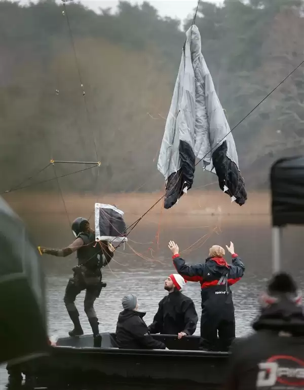 劳拉因伤暂停拍摄