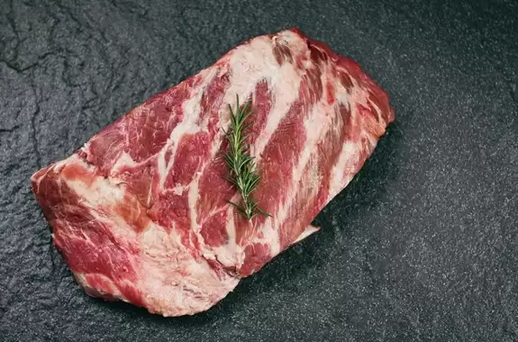 钱大妈香港招猪肉分割师：月薪8万不限学历 每周工作5天