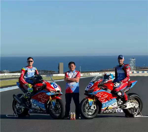 张雪20年前纪录片全网刷屏！山路冒雨追记者100公里只为不后悔