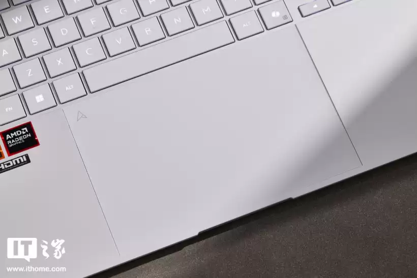 华硕灵耀16 Air 2026 锐龙版图赏:纯白机身,极简美学再进化