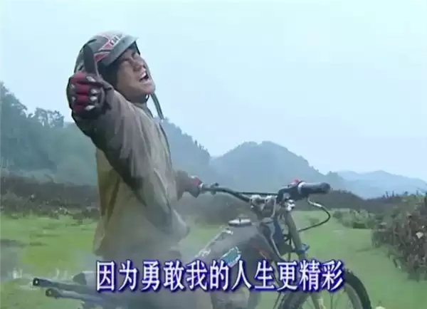 张雪20年前纪录片走红：兜里仅剩300元 花260元为奶奶买东西