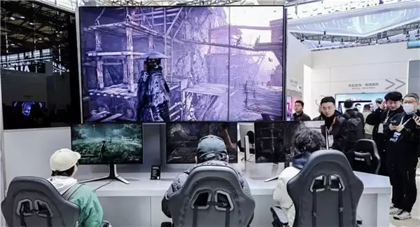 AWE2026 爆火展台！海信显示器旗舰矩阵亮相，旗舰电视同源技术圈粉全场