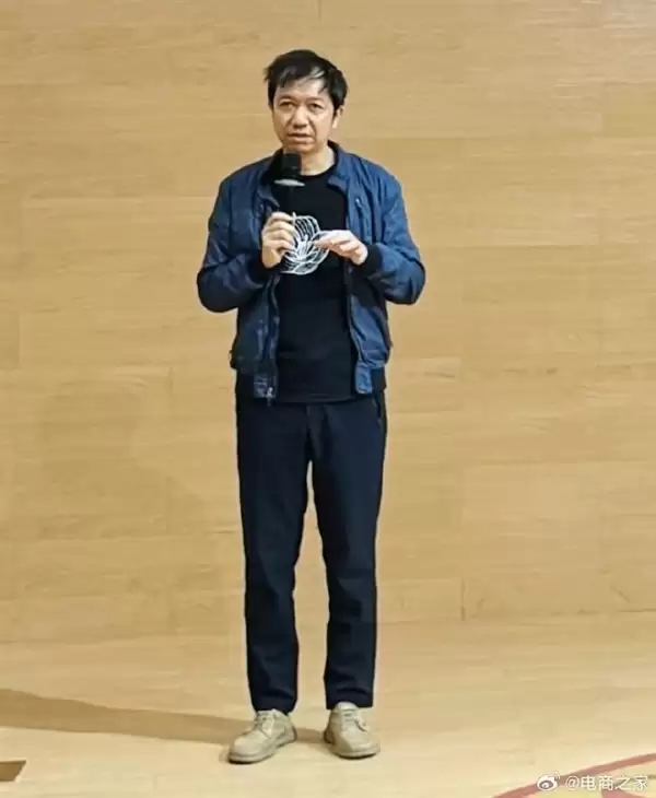 飞书CEO谢欣罕见露面！造型随意满脸疲惫 被网友调侃班味拉满