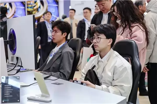 AWE2026 爆火展台！海信显示器旗舰矩阵亮相，旗舰电视同源技术圈粉全场