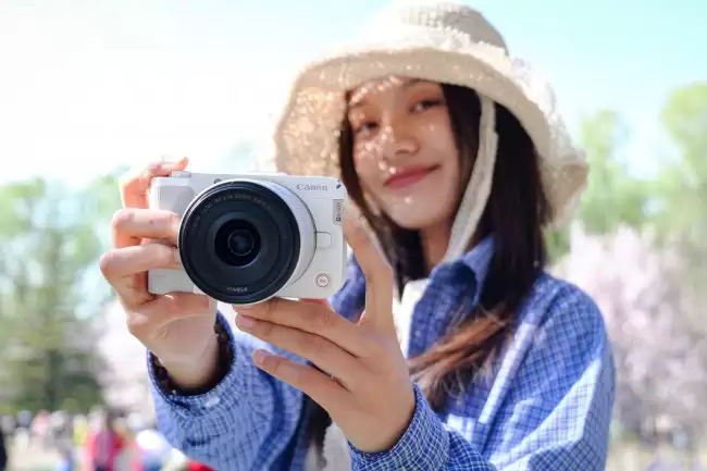 从漫展到车展，从街头到旅途：佳能R50V如何一台搞定全场景视频创作