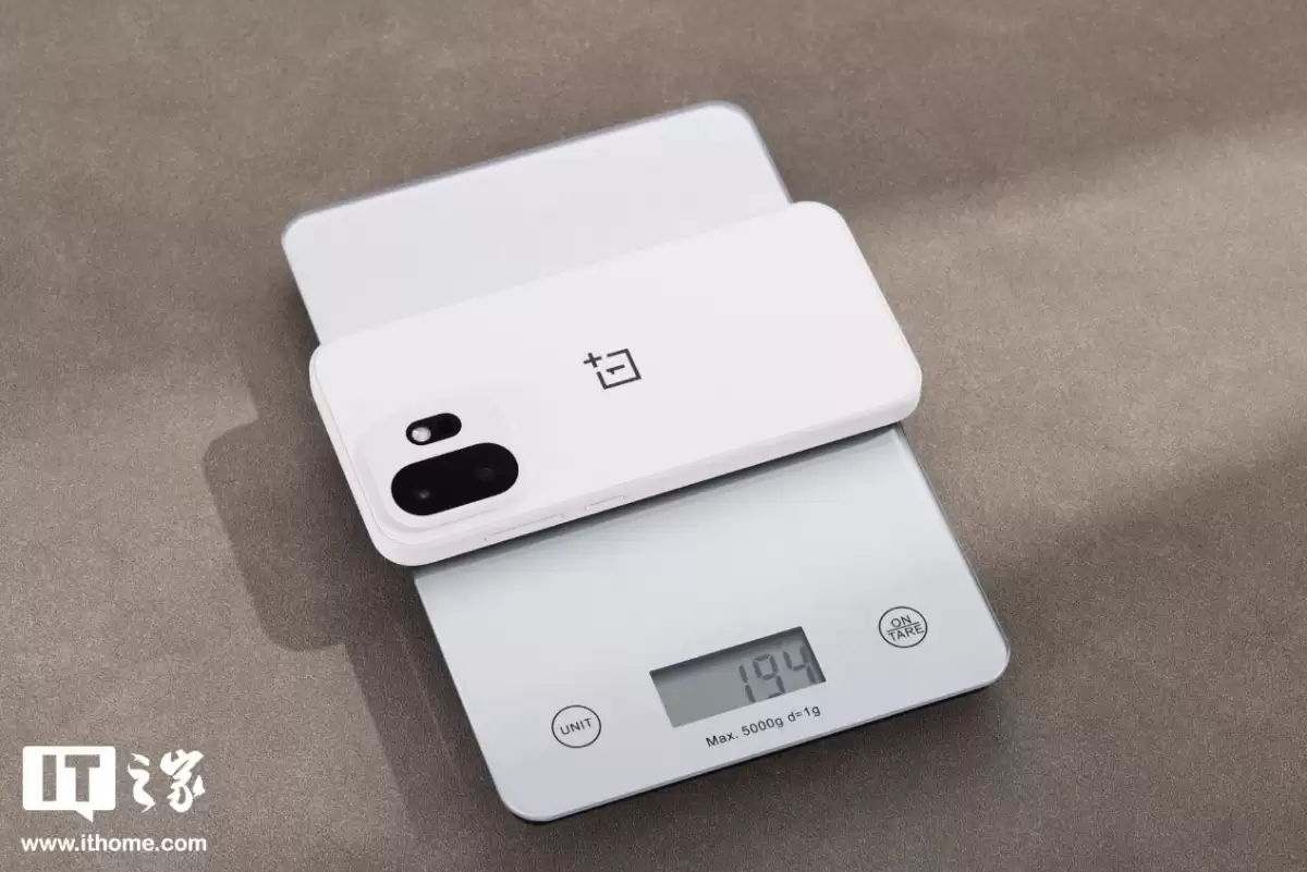 一加 15T 治愈白巧配色图赏：纯粹的白，温柔的沙