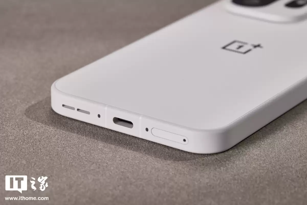 一加 15T 治愈白巧配色图赏：纯粹的白，温柔的沙