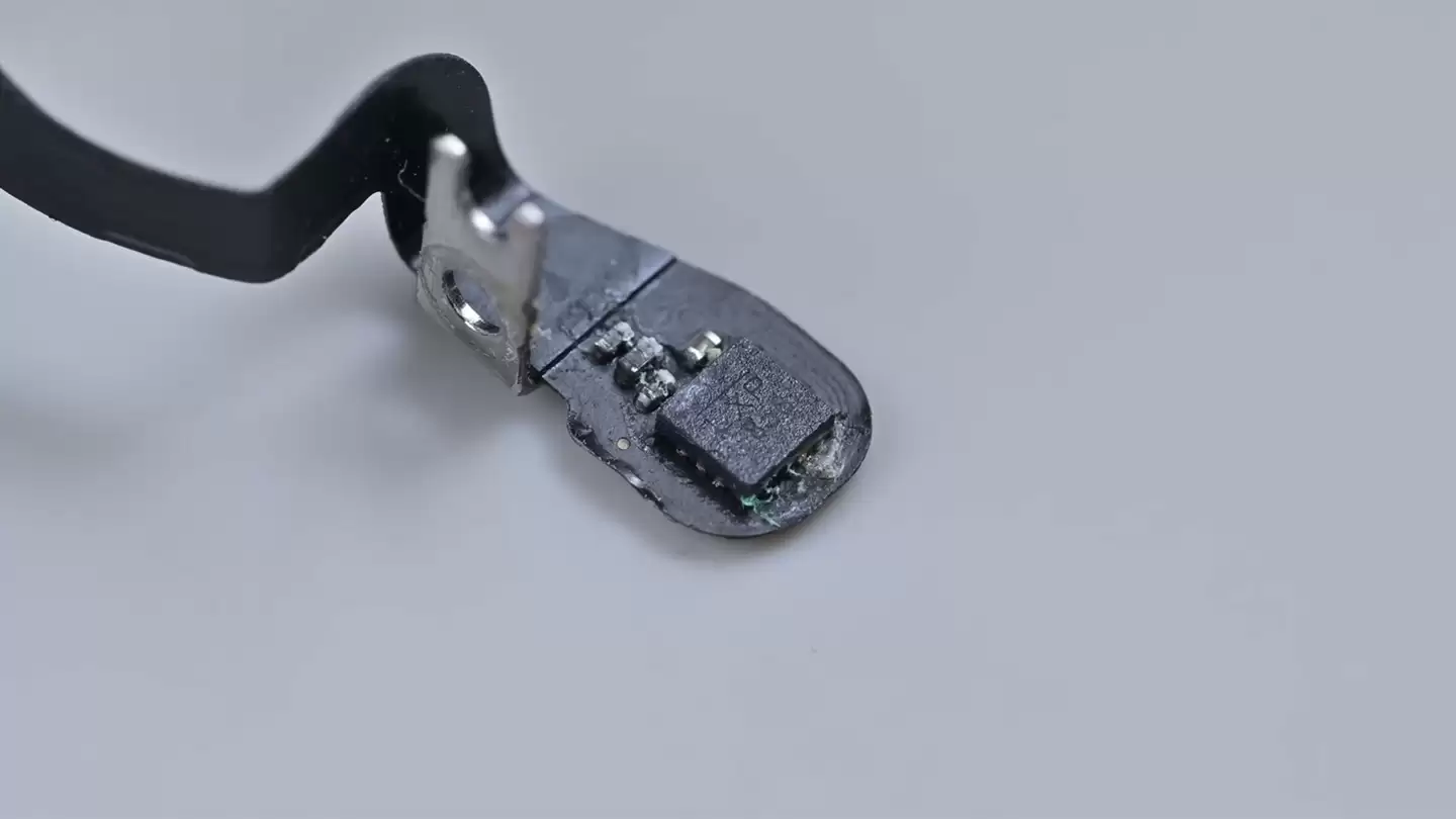 维修苹果 MacBook Pro 黑屏实例：非电池 / 主板故障，屏幕开合传感器进水引发